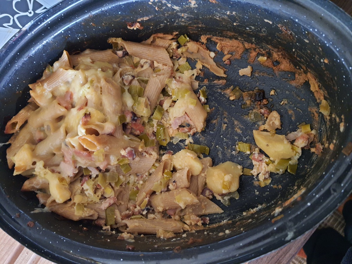Zapiekanka makaronowa z szynką i innymi resztkami